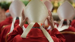 Cardenales asisten a una misa en el quinto de nueve días de duelo por el fallecido papa Francisco, en la basílica de San Pedro en el Vaticano, el miércoles 30 de abril de 2025. (AP Foto/Alessandra Tarantino)