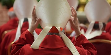 Cardenales asisten a una misa en el quinto de nueve días de duelo por el fallecido papa Francisco, en la basílica de San Pedro en el Vaticano, el miércoles 30 de abril de 2025. (AP Foto/Alessandra Tarantino)