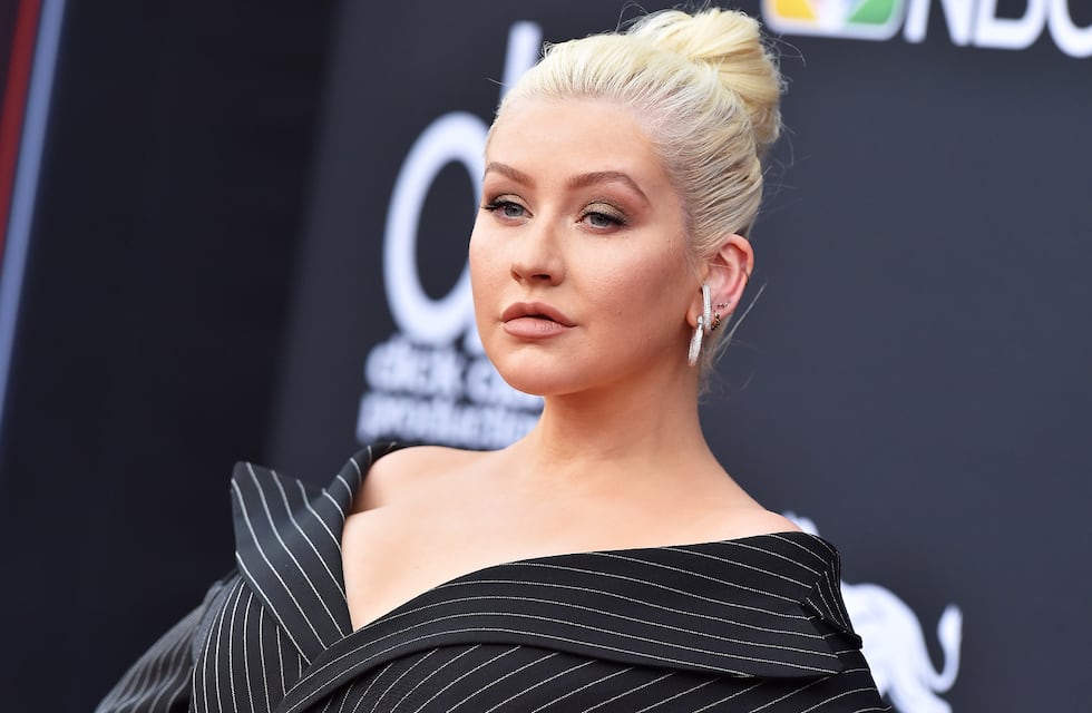 Latin Grammy 2021: Christina Aguilera cautivó en la alfombra roja con un vestido “total black”