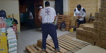 Voluntarios de Cáritas Jujuy al momento de recibir la donación de Ledesma, para su distribución en comedores y merenderos de la Diócesis.