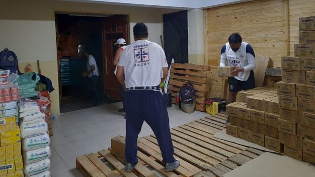 Voluntarios de Cáritas Jujuy al momento de recibir la donación de Ledesma, para su distribución en comedores y merenderos de la Diócesis.