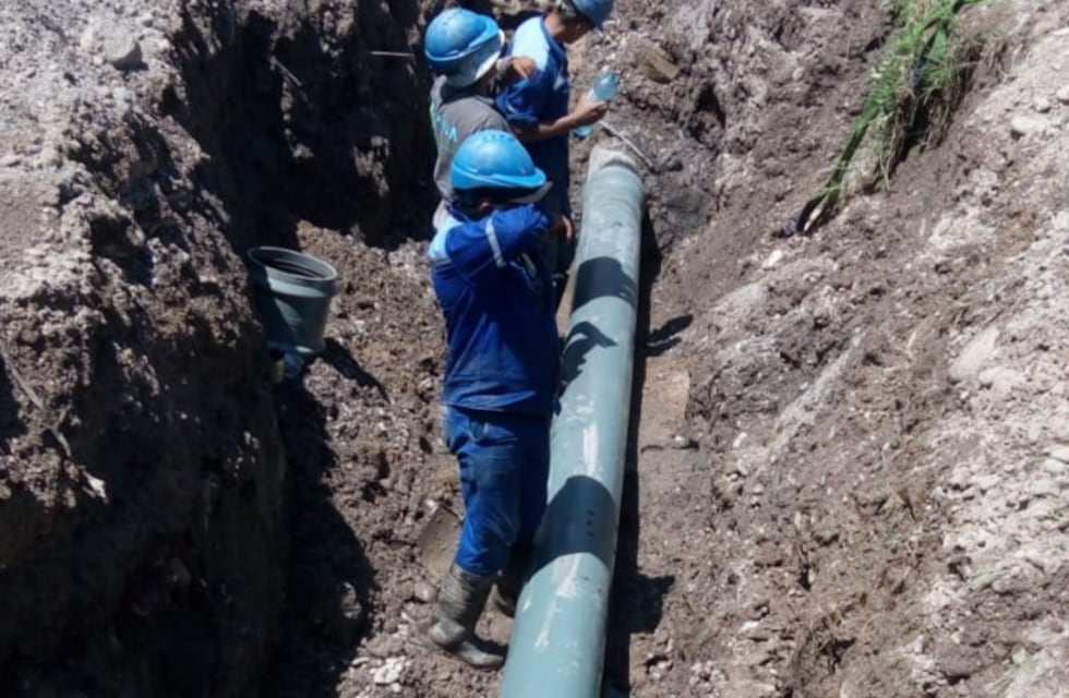 Reparan rotura en un acueducto, con obligado corte de agua en barrios de la capital jujeña