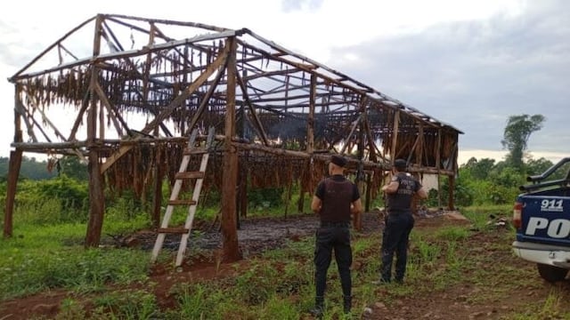 Incendio consumió un galpón de tabaco en Colonia Aurora.