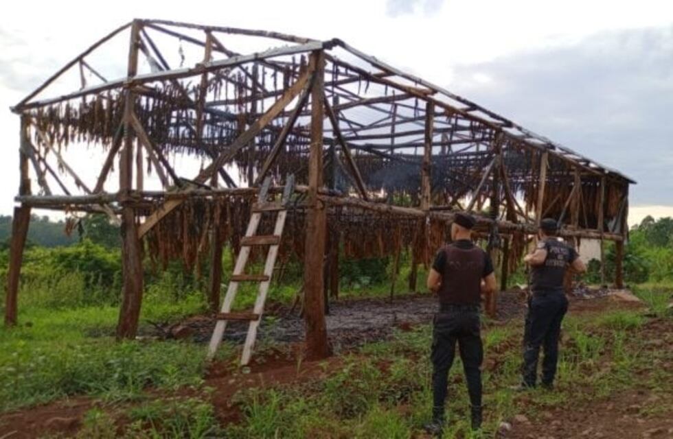 Incendio consumió un galpón de tabaco en Colonia Aurora