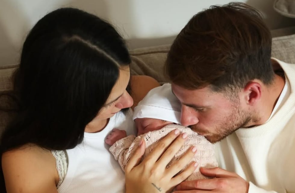 Alexis Mac Allister y Ailén Cova compartieron las primeras fotos de su hija, Alaia: “Fueron 18 horas de sufrimiento”