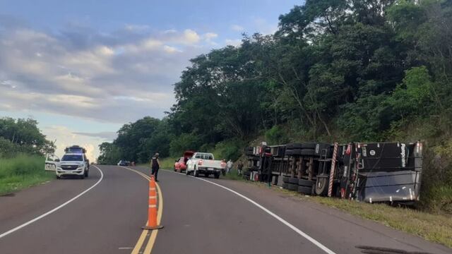 Paraje Dos Hermanas: camión volcó en la ruta y su conductor resultó herido.