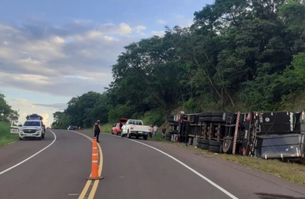 Paraje Dos Hermanas: camión volcó en la ruta y su conductor resultó herido