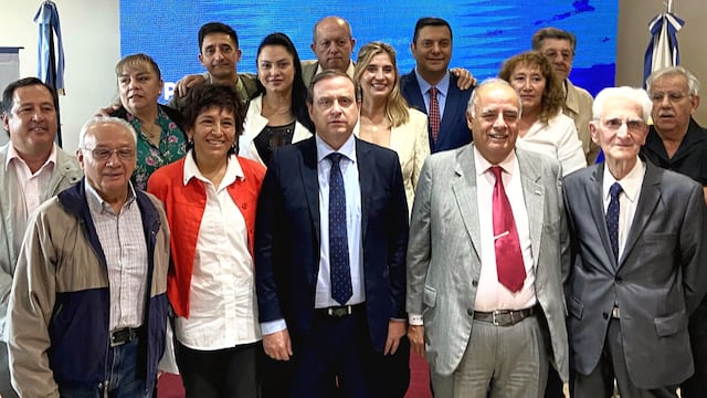 Los candidatos a convencionales constituyentes que inscribirá el frente Unidad por Jujuy, en la presentación ante la prensa local este lunes.
