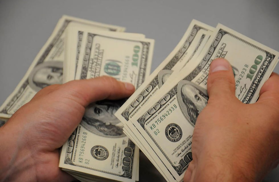 Dólar blue hoy: terminó en $198 y batió un nuevo récord