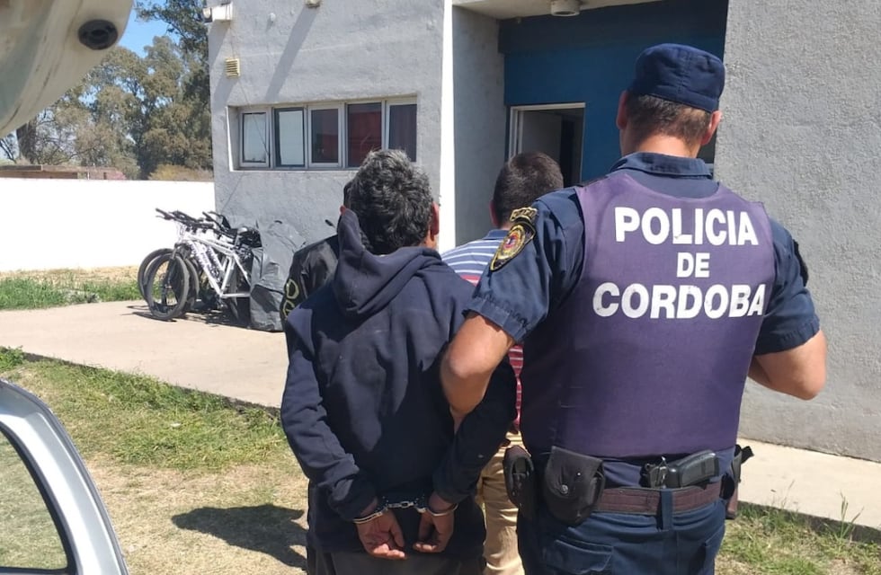 Córdoba insólita: lo atraparon robando un cartel nomenclador de la vía pública