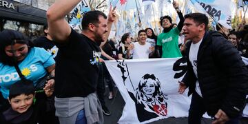 La Cámpora y otras organizaciones sociales realizaron una multitudinaria manifestación en Mendoza en apoyo a Cristina Kirchner. Foto: Mariana Villa / Los Andes