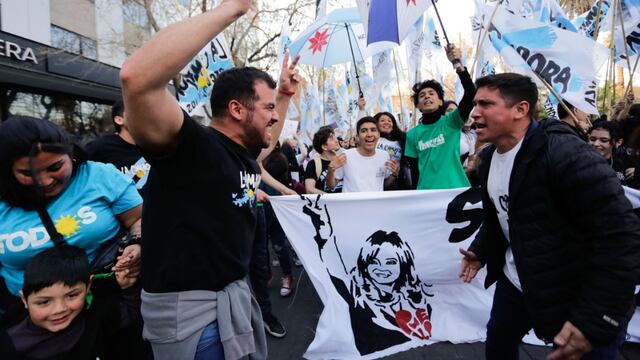 La Cámpora y otras organizaciones sociales realizaron una multitudinaria manifestación en Mendoza en apoyo a Cristina Kirchner. Foto: Mariana Villa / Los Andes