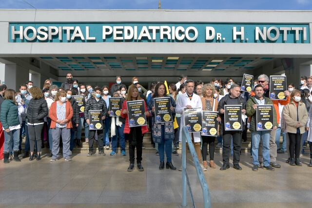 Anuncio de paro de la Salud. 
Desde Ampros la gremialista Claudia Iturbe y autoridades del Hospital Notti , anunciaron el paro para la semana que viene
Foto:  Orlando Pelichotti / Los Andes