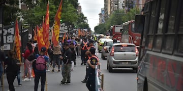 La marcha piquetera en el centro de la ciudad de Córdoba y un particular cartel en contra de Milei.