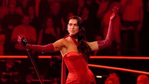 Dua Lipa, de rojo furioso durante el concierto que ofreció en octubre pasado en el Royal Albert Hall de Londres. (Gentileza Elizabeth Miranda)