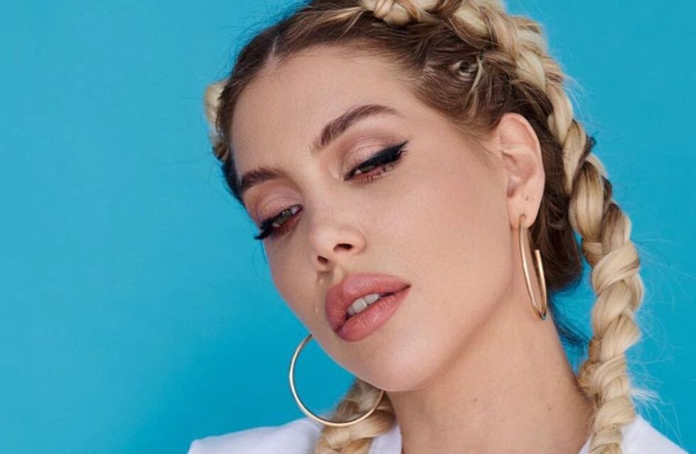 Wanda Nara despidió el año desde la playa con una malla enteriza rosa que se llevó todas las miradas