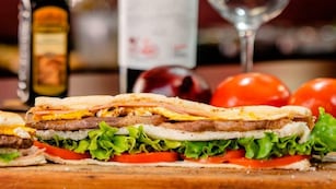 El barroluco, plato furor en Mendoza.