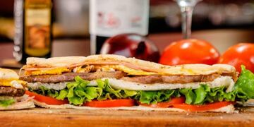 El barroluco, plato furor en Mendoza.