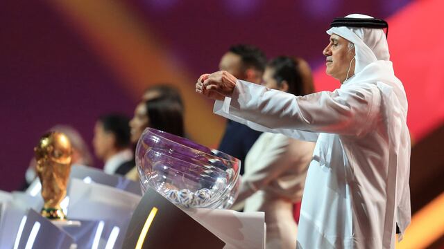 El sorteo del Mundial de Qatar 2022. Argentina entró en el Grupo C. (AP Photo/Hussein Sayed)