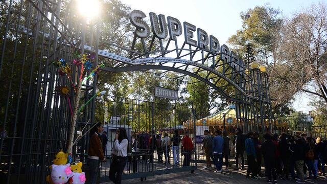 El Ford Fiesta era custodiado por la Policía cerca del Superpark.