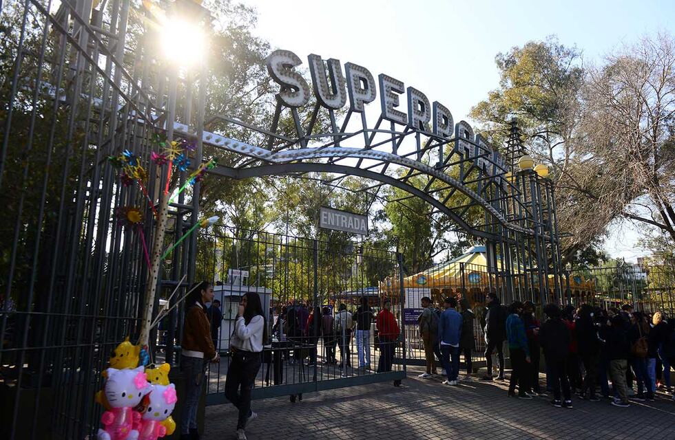 Qué pasó con el auto que era custodiado por la Policía cerca del Superpark de Córdoba