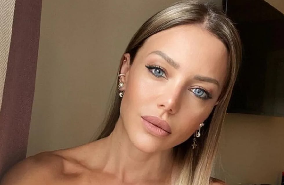 Evangelina Anderson hizo topless y encendió las redes con una microbikini neón
