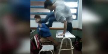 Video viral expuso una brutal agresión dentro de una escuela en Montecarlo.