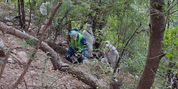 Personal especializado de la Policía de Jujuy extrajo el cadáver desde el escarpado barranco cercano al barrio Juan Pablo II.