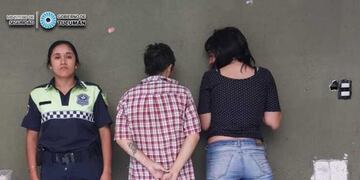 Dos mujeres intentaron huir de un bar sin pagar y fueron aprehendidas