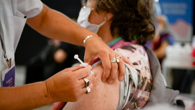 Los adultos mayores son uno de los grupos prioritarios al igual que en lo que respecta al COVID-19. (Gobierno de Santa Fe)