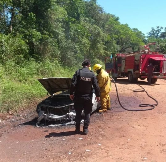 Un hombre sufrió quemaduras tras el incendio de su auto en Eldorado.