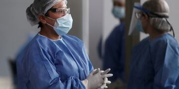 Un trabajador de la salud en un sitio de test de coronavirus. (Foto: REUTERS / Agustin Marcarian)