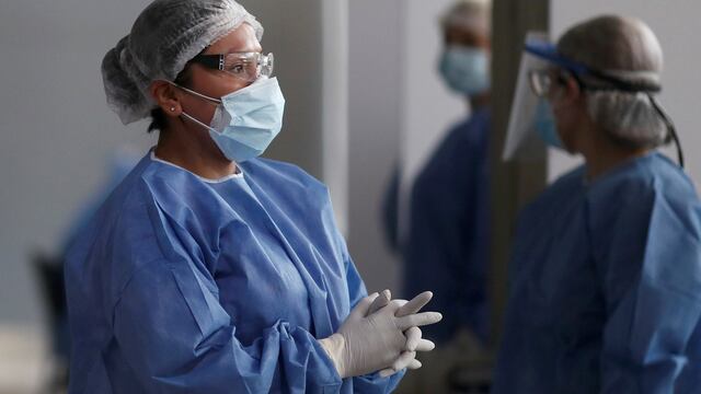 Un trabajador de la salud en un sitio de test de coronavirus. (Foto: REUTERS / Agustin Marcarian)