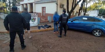 Dos jóvenes terminaron detenidos tras amenazas a otro con un arma de fuego.