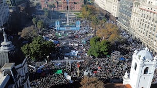 Una multitudinaria marcha a Plaza de Mayo ratificó la centralidad de Cristina Kirchner y marcó un grito “anti Milei” (Foto AP/Rodrigo Abd)