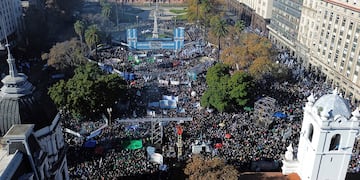 Una multitudinaria marcha a Plaza de Mayo ratificó la centralidad de Cristina Kirchner y marcó un grito “anti Milei”  (Foto AP/Rodrigo Abd)