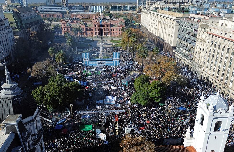 Una multitudinaria marcha a Plaza de Mayo ratificó la centralidad de Cristina Kirchner y marcó un grito “anti Milei”