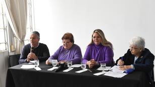Aideé Culzoni (der), y Maria Tardivo (centro izq.) integrante y presidenta del CAM respectivamente; el secretario de Gobierno y Participación, Jorge Muriel (derecha) y la coordinadora de Vecinales, Vanesa Macagno (centro derecha).