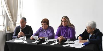 Aideé Culzoni (der), y Maria Tardivo (centro izq.) integrante y presidenta del CAM respectivamente; el secretario de Gobierno y Participación, Jorge Muriel (derecha) y la coordinadora de Vecinales, Vanesa Macagno (centro derecha).