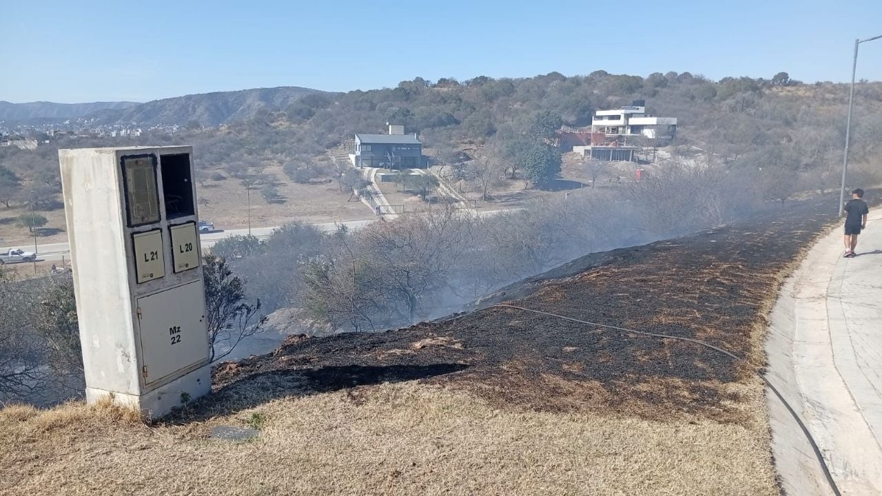 Bomberos combaten un incendio en la urbanización "Venturia"