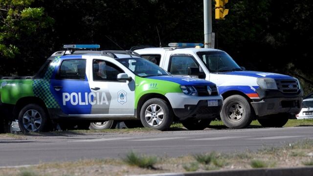 Patrulleros de la policía bonaerense. (Télam)
