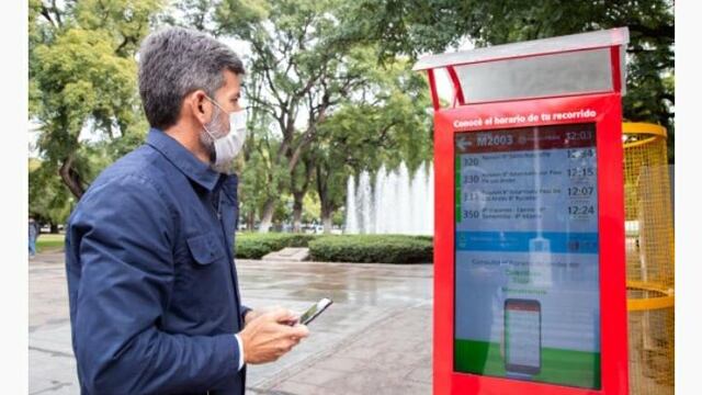 El tótem brinda información en tiempo real sobre recorridos del transporte público.
