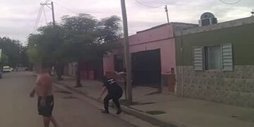 El hombre arrojó el arma cuando llegó la Policía. (Foto: captura de pantalla)