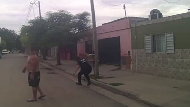 El hombre arrojó el arma cuando llegó la Policía. (Foto: captura de pantalla)
