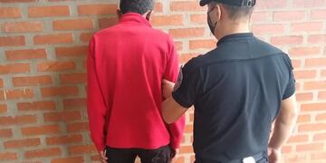 Se le acercó mientras ella se encontraba en la fila para votar.