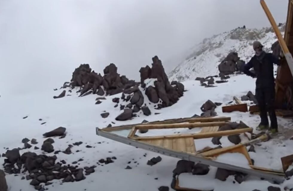 Video: denunciaron que arrancaron las maderas de un refugio en el Aconcagua para usarlas como leña