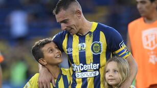 El nueve de oro salió a la cancha acompañado por sus hijos.