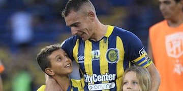 El nueve de oro salió a la cancha acompañado por sus hijos.