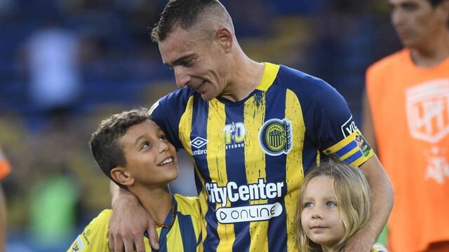 El nueve de oro salió a la cancha acompañado por sus hijos.