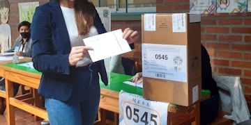 La segunda candidata a diputada provincial por el Frente Renovador, Sonia Rojas Decut, ya emitió su voto